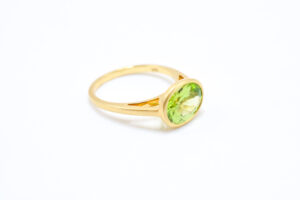 18kt gold ring with Peridot stone